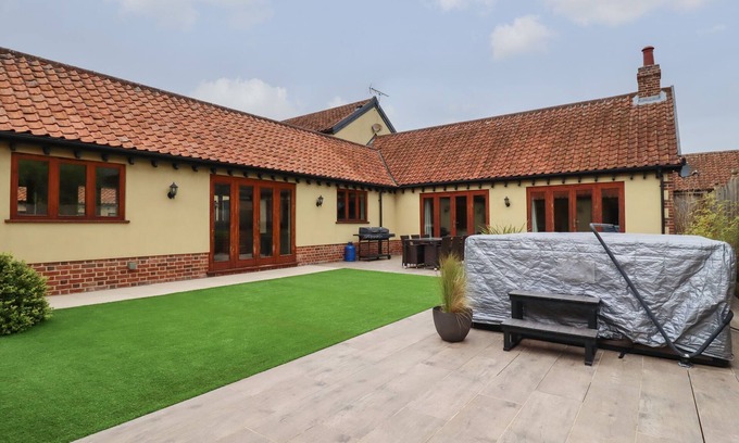 Diss Cabaña | THE STABLES AT HALL BARN, family friendly in Walsham-Le-Willows