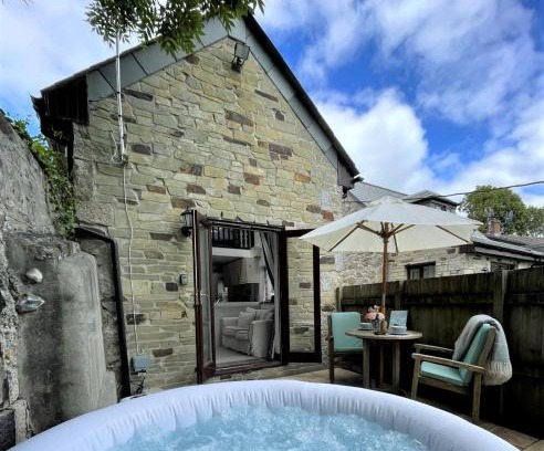 St Austell Casa | The Stables - Detached Cottage with Private Garden & Hot Tub
