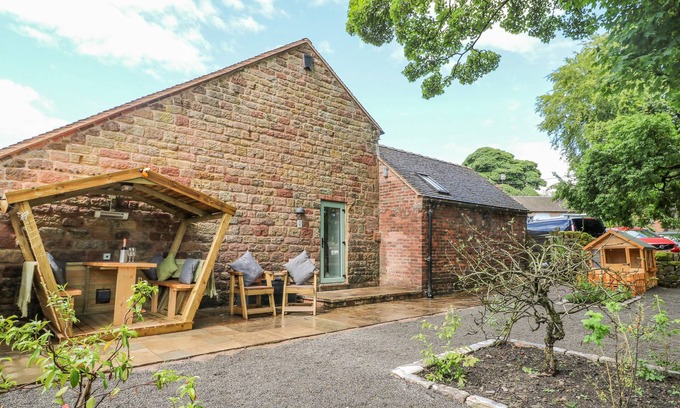 Cotton Cabaña | THE STABLES, family friendly, character holiday cottage in Alton
