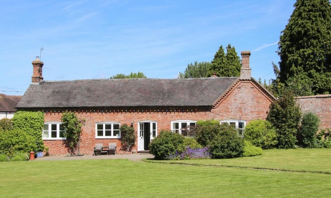 Eaton Mascott Casa | The Stables