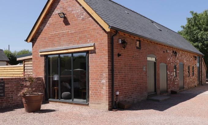 Hereford Cabaña | THE STABLES, pet friendly, with hot tub in Hereford