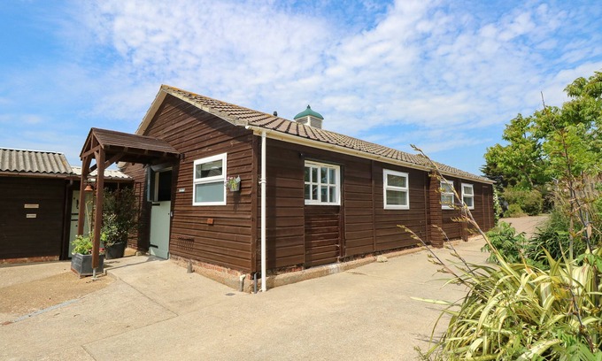 Brighstone Cabaña | THE STABLES, pet friendly, with a garden in Brighstone