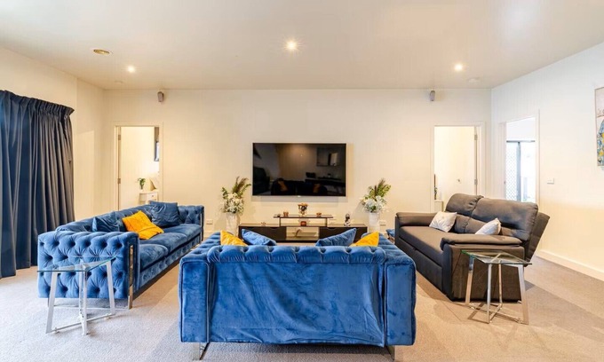 Ballarat North Casa | The Stanley. Huge Entertainer. Pool table/table tennis mins from main street.