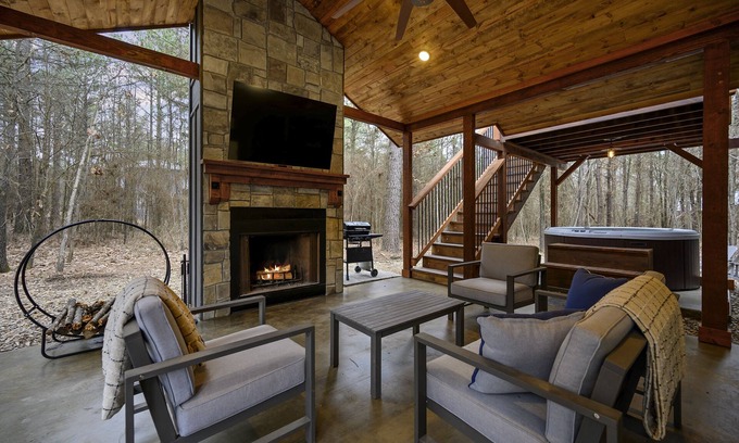 Broken Bow Cabina | The Star Inn - Cabin sleeps 6 with hot tub!