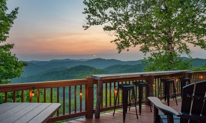 Wolf Laurel Cabina | Fire Pit ~Hot Tub ~Views ~2 Big Decks~Dog Friendly