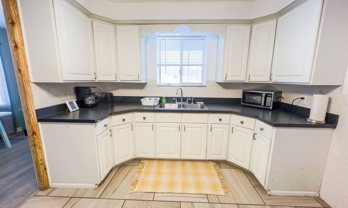 Niagara Falls Apartamento | The Stone Castle - With Private Yard & Parking, Near Falls & Casino by Niagara Hospitality