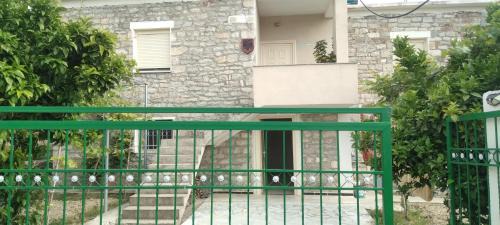 Mbrostar-Urë Apartamento | The Stone House