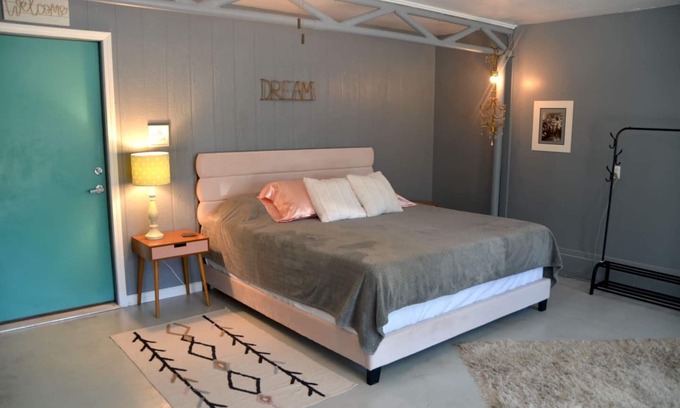 Coleman Apartamento | The Studio at Stardust Mid-Century Retreat