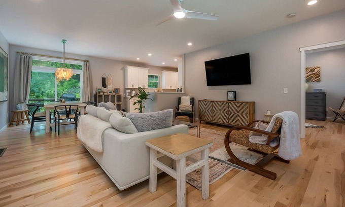 Laurel Park Casa | The Sugar Maple of Laurel Park: Newly constructed, fire pit and close to downtown Hendersonville!