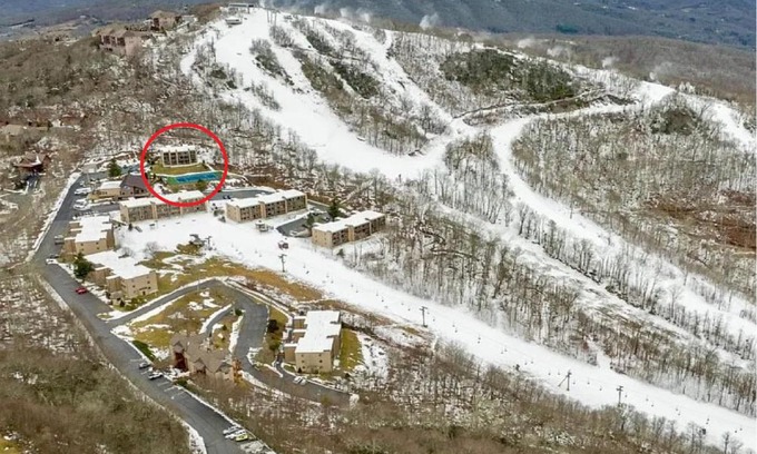 Sugar Mountain Apartamento | The Sugar Suite - Renovated with a View! Ski IN-OUT! Heated POOL, Hot tub, sauna, gym, AC, EV