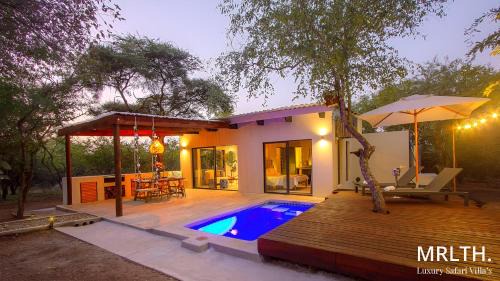Marloth Park Villa | The Suite Luxury Safari Villa, Close to KNP, Starbed, Giraffe-Feeding-Tower, Bush-Bath