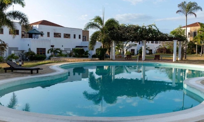 Mtwapa Apartamento | The Sultan Palace Beach Retreat Three-Bedroom Apartment