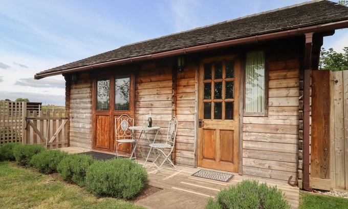Deerhurst Cabaña | THE SUMMER HOUSE, romantic, with pool in Tewkesbury