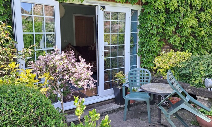 Norwich Cama Y Desayuno | The Summer Room - Private entrance to bedroom, bathroom and lounge with parking