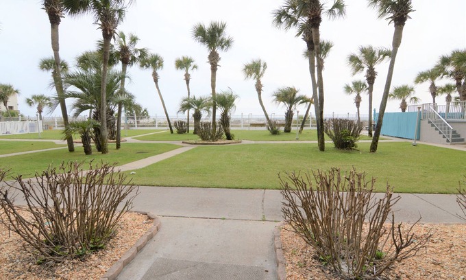 Bel Air Condominio | The Summit PCB 127 ** 1 Bed, 1.5 Bath 1st floor ** Remodeled & Near HOT TUBS