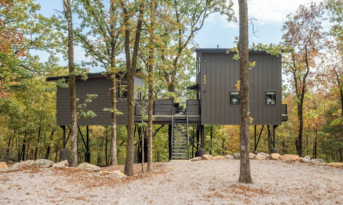 Hot Springs Cabina | The Sun Treehouse, Hot Tub, Sleeps 8