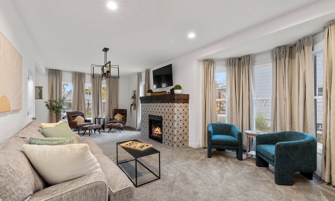 Ellis Historical District Casa | The Suncatcher- Steps to Lake Michigan. Pet Friendly & Fully Fenced