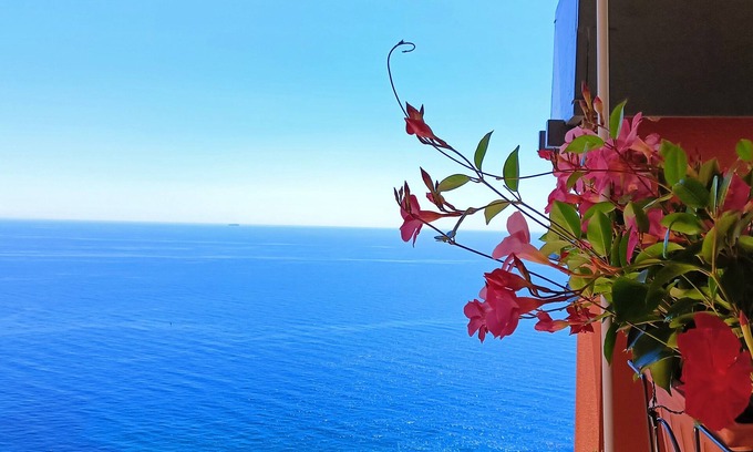 Bergeggi Apartamento | The Sundevilla Designer Penthouse with sea view terrace, parking space and pool