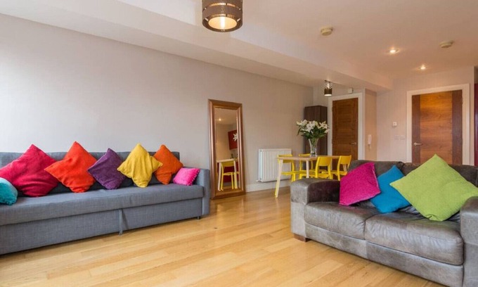Cathedral Quarter Apartamento | The Sunflower Central Belfast Apartment | Sleeps 4 | Steps from Cathedral Quarter