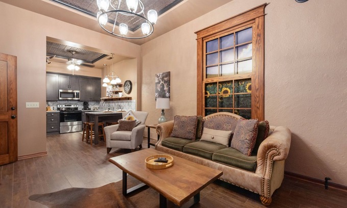 Wichita Apartamento | The Sunflower Loft is located 1 block from Old Town in a 2 story brick building.