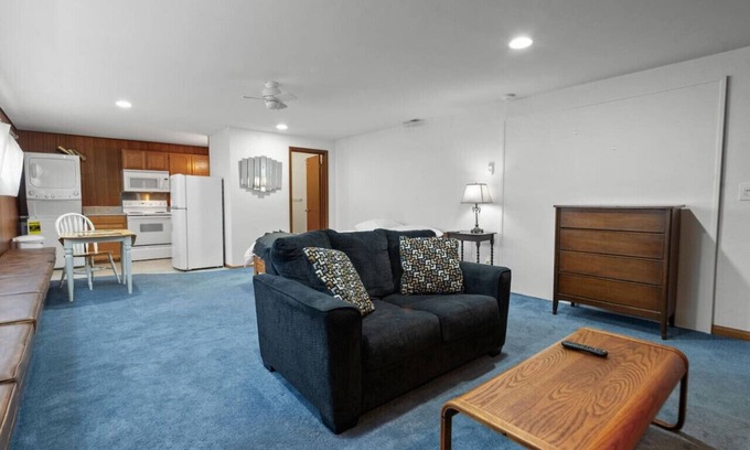 Friendly Apartamento | The Sunflower Studio:2.2 mi to UO/3.5 mi to Autzen