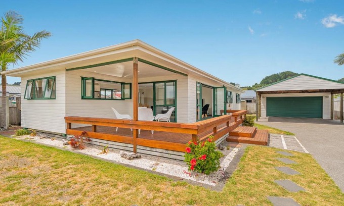 Cooks Beach Casa | The Sunny Bach - Cooks Beach Holiday Home