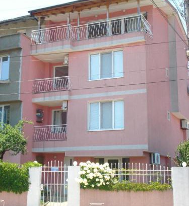 Chernomorets Casa | The Sunny Home Guesthouse