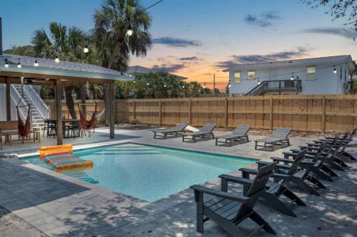 Toilla Segunda Casa | The Sunny Side-Pensacola Beach, 600 feet to Gulf, Private/Heated Pool, Games, Gear