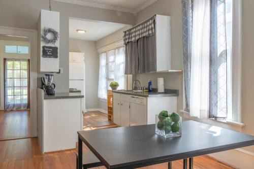Columbus Apartamento | The Sunny Southern Manse Front Walk Downtown