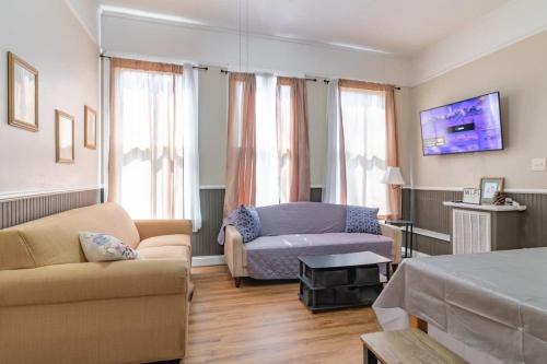 Columbus Apartamento | The Sunny Southern Manse Back Walk Downtown