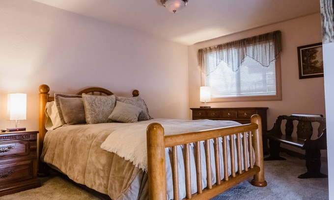 Hill County Casa | Mountain Lakeview Lodge- Suite B