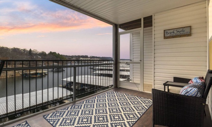 Lakeland Condominio | The Sunrise Suite – Waterfront Screened Balcony w/Pool!