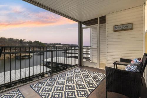 Lakeland Casa | The Sunrise Suite Waterfront, Balcony with Pool