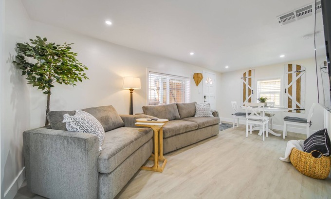 Los Cerritos Casa | The Sunshine Farmhouse in Old Roseville!