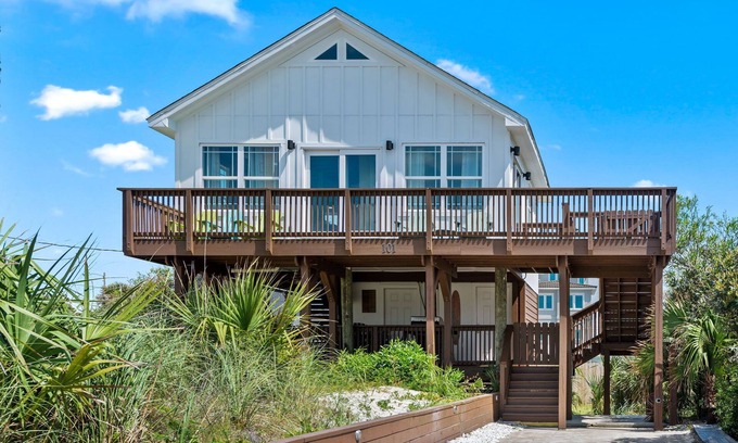 Villa Primera Casa | 🏖️ The Surf Shack | Gulf Views + 30 Steps to Beach | Budget + Pet-Friendly 🐾