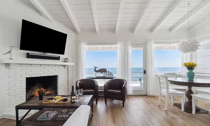 Eastern Malibu Casa | Malibu Carbon Beach Oceanfront Bungalow Ocho