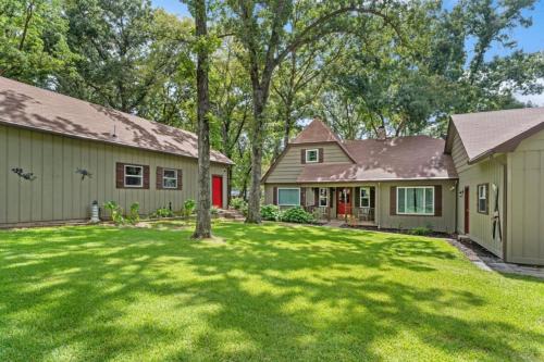 Enchanted Oaks Casa | The Susser Estate with Dock Hot Tub Game Room