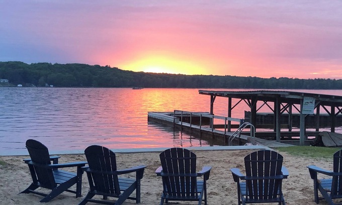 Ludington Cabaña | The Swallow Cottage-Charming 2-bedroom cottage on Hamlin Lake.