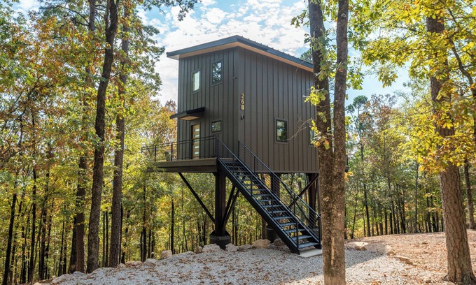 Hot Springs Cabina | The Swallow Treehouse, Hot Tub, Mountaintop