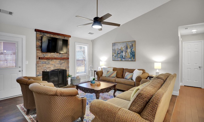 Sugar Hill Casa | The Sweet Home! Minutes from Mall of GA and Suwannee!