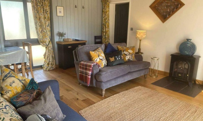 Stowmarket Cabaña | The Tack Room Cottage - Sleeps 3, Garden & Parking