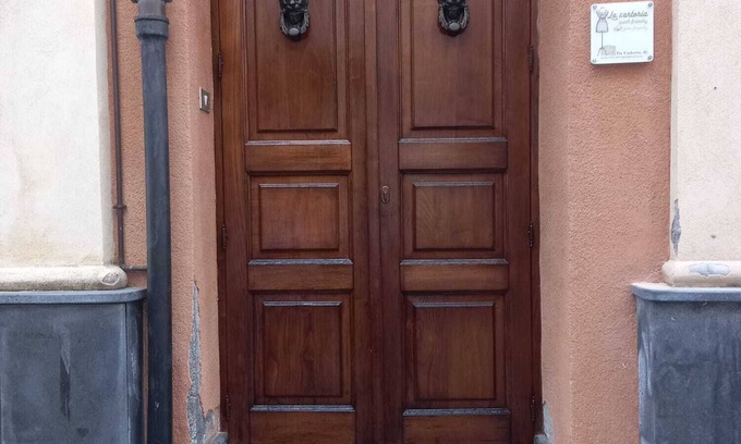 Centuripe Apartamento | "La Sartoria" detached, central apartment with bike room.
