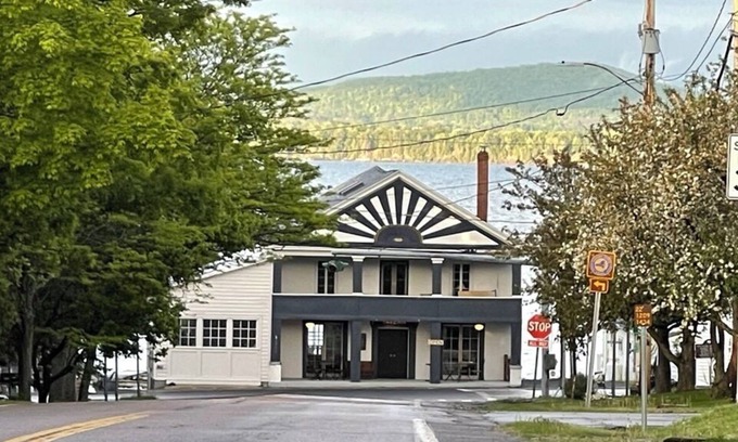 Essex Apartamento | The Tavern Apartment overlooks majestic Lake Champlain.