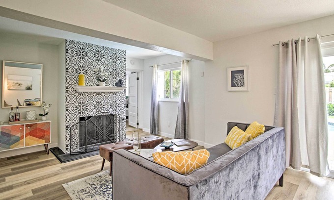 North Corals Casa | 'The Teal House' - Pool & Yard, 2 Mi to Beach