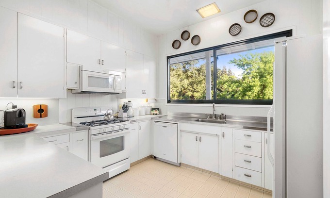 Walnut Grove Casa | The Tennis House. A Mid-Century Modern River Getaway