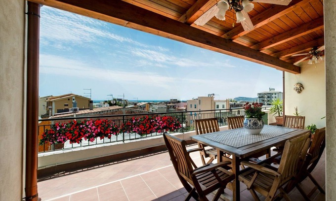 Province of Cagliari Casa | La terraza con vista al parque - baños privados