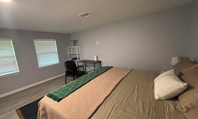Taylor Casa | he Thorndale Cottage - Modern 3BR Retreat on ¾ Acre <10 Min to Samsung. WIFI