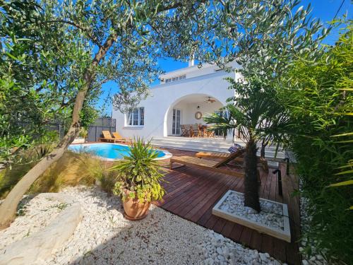 Arbanija Apartamento | The Three Flowers Pool House