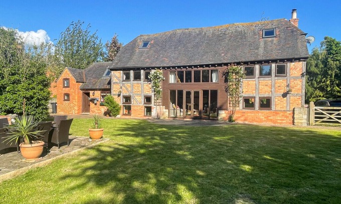 Sedgeberrow Casa | The Threshing Barn - Stunning 5 Bedroom Retreat!