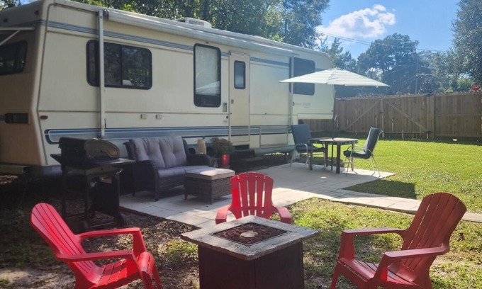 Griffin Heights Casa | The Tiki Hut RV is Completely Renovated, 2.7 mi, 8 min to Doak Campbell Stadium